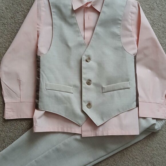 Boys Van Heusen 4 pc Suit - Picture 3 of 7